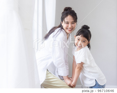 笑顔の親子 笑顔の親子 96710646