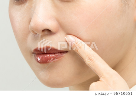 女性は豊麗線を指差している。 96710651