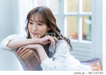 ソファーでくつろぐ女性 96710704