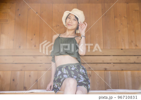 サウナでくつろぐ若い女性　ととのう 96710831