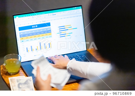 家計簿　表計算　グラフ　比較　生活費　レシート　女性　新入社員　カフェ 96710869