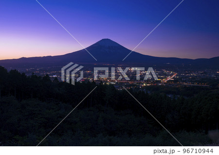 秋の乙女峠から御殿場市街と富士山の夕景 96710944