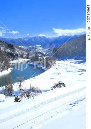 冬の千曲川と棚田 96710963