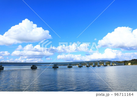 能登島大橋　青空と白い雲 96711164