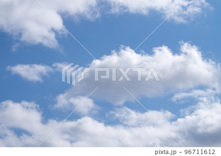もくもく雲と青空 もくもく雲と青空 96711612