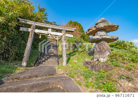 佐々布久神社　鳥居と灯籠　島根県安来市広瀬町石原 96711671