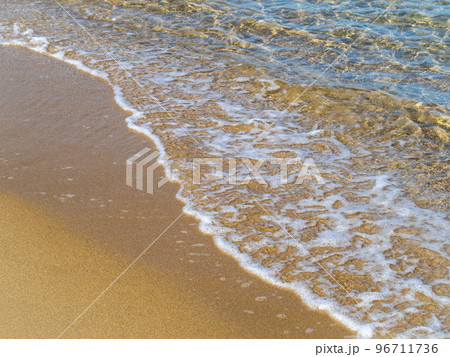 穏やかで美しい海の波打ち際。 穏やかで美しい海の波打ち際。 96711736