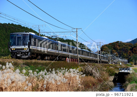 東海道線を走る225系普通電車8両 東海道線を走る225系普通電車8両 96711921