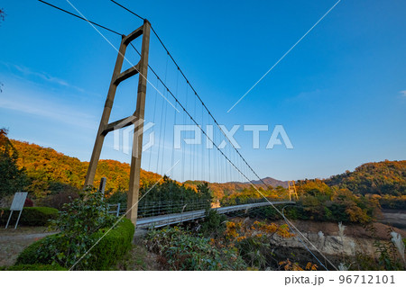 白椿湖畔の紅葉と大吊橋 島根県安来市広瀬町布部 白椿湖畔の紅葉と大吊橋 島根県安来市広瀬町布部 96712101