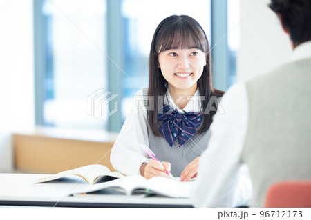 友達と勉強する高校生　撮影協力「LINK FOREST」 96712173