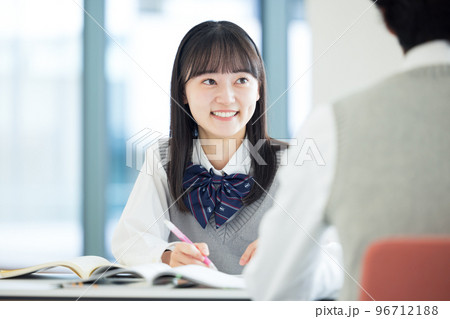 友達と勉強する高校生　撮影協力「LINK FOREST」 96712188