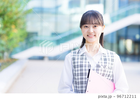 医療 事務員の制服を着ている女性のポートレート 撮影協力「LINK FOREST」 医療 事務員の制服を着ている女性のポートレート 撮影協力「LINK FOREST」 96712211
