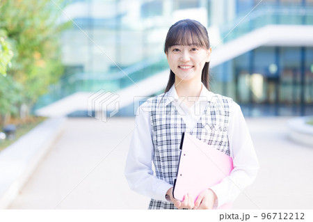 医療　事務員の制服を着ている女性のポートレート　撮影協力「LINK FOREST」 96712212