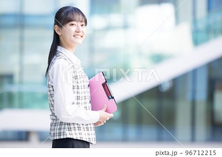 医療 事務員の制服を着ている女性のポートレート 撮影協力「LINK FOREST」 医療 事務員の制服を着ている女性のポートレート 撮影協力「LINK FOREST」 96712215