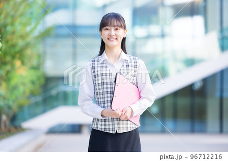 医療　事務員の制服を着ている女性のポートレート　撮影協力「LINK FOREST」 96712216