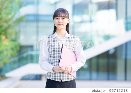 医療 事務員の制服を着ている女性のポートレート 撮影協力「LINK FOREST」 医療 事務員の制服を着ている女性のポートレート 撮影協力「LINK FOREST」 96712218