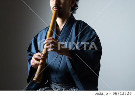 髭の男性の和楽器シリーズ 尺八 髭の男性の和楽器シリーズ 尺八 96712529