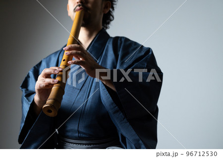髭の男性の和楽器シリーズ 尺八 髭の男性の和楽器シリーズ 尺八 96712530