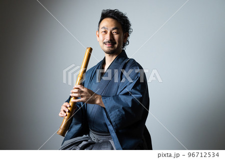 髭の男性の和楽器シリーズ 尺八 髭の男性の和楽器シリーズ 尺八 96712534