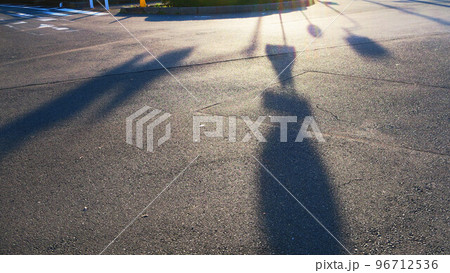 アスファルトに落ちた交通標識などの影の風景 96712536
