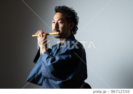 髭の男性の和楽器シリーズ 篠笛 髭の男性の和楽器シリーズ 篠笛 96712550