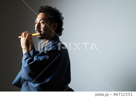 髭の男性の和楽器シリーズ　 96712551