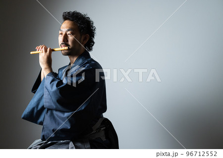 髭の男性の和楽器シリーズ　 96712552