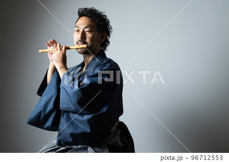 髭の男性の和楽器シリーズ　 96712553