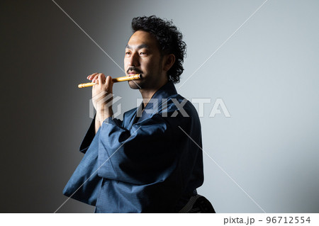 髭の男性の和楽器シリーズ 髭の男性の和楽器シリーズ 96712554