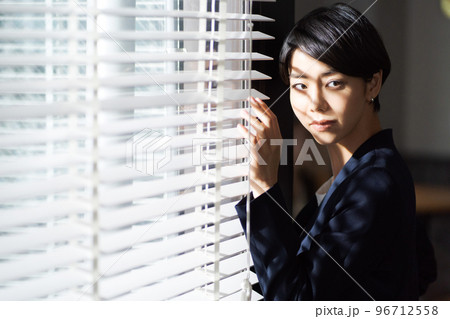 窓の外を見る女性 96712558