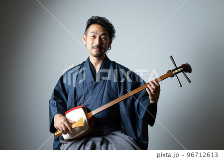 髭の男性の和楽器シリーズ 三味線 髭の男性の和楽器シリーズ 三味線 96712613