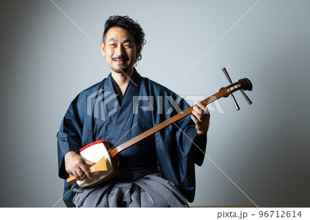 髭の男性の和楽器シリーズ　三味線 96712614