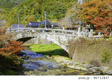 秋の色に染まる美しい秋月目鏡橋 (福岡県朝倉市) 秋の色に染まる美しい秋月目鏡橋 (福岡県朝倉市) 96712847
