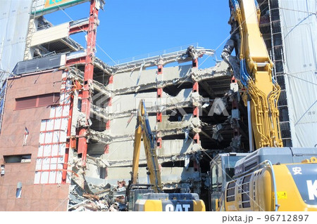 重機によるビル解体工事現場　ビル取り壊し工事中 96712897