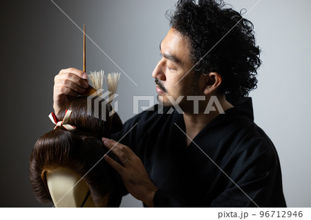 髭の男性　和の職業シリーズ　鬘師 96712946