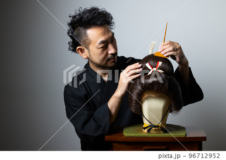 髭の男性　和の職業シリーズ　鬘師 96712952