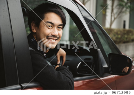 車を運転する男性・ドライブを楽しむ男性イメージ 車を運転する男性・ドライブを楽しむ男性イメージ 96712999