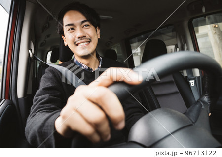 車を運転する男性・ドライブを楽しむ男性イメージ 96713122