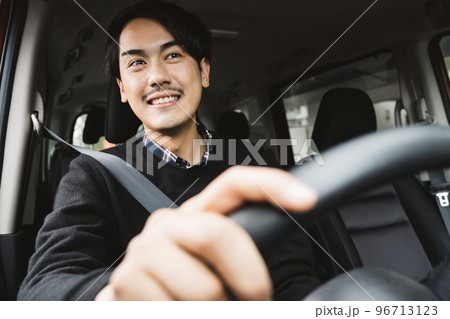 車を運転する男性・ドライブを楽しむ男性イメージ 車を運転する男性・ドライブを楽しむ男性イメージ 96713123