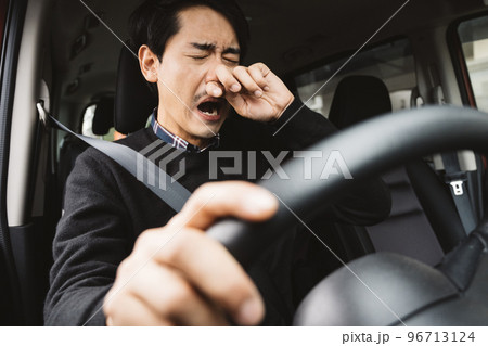 車を運転する男性・眠たい・くしゃみが出る男性イメージ 96713124