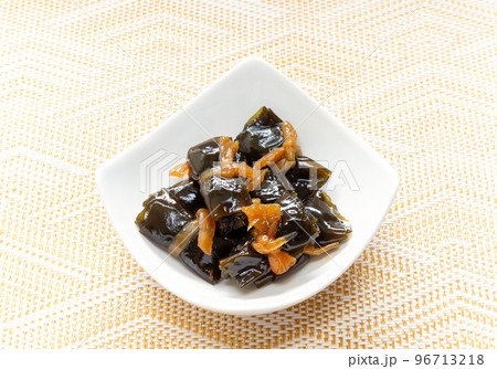 小鉢に盛った昆布巻き 96713218