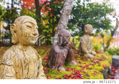 三明院　ユーモラスな表情の羅漢像（京都市左京区上高野） 96713271