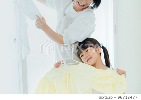 家事を手伝う女の子 家事を手伝う女の子 96713477
