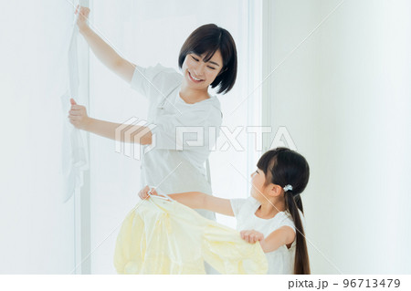 家事を手伝う女の子 96713479