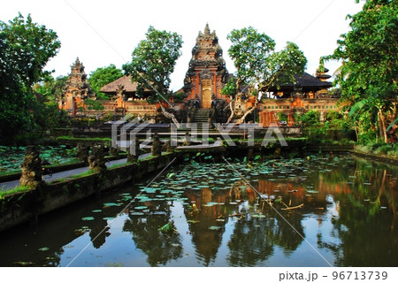 サラスワティ寺院・バリ島 96713739