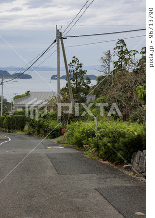 海の見えるみち　坂の下に見える海　田舎道 96713790