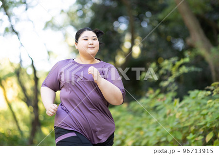 公園を走る女性 96713915