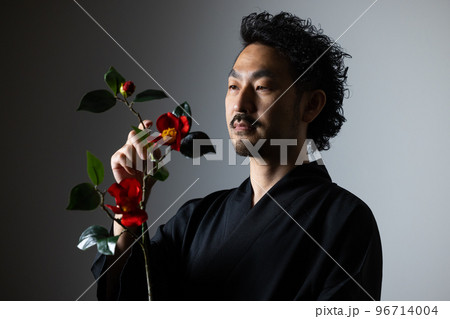 髭の男性　和の職業シリーズ　華道 96714004