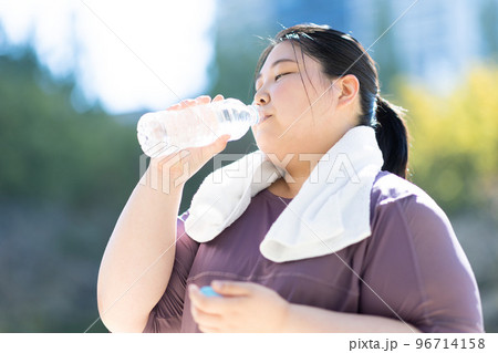 水を飲む女性 96714158