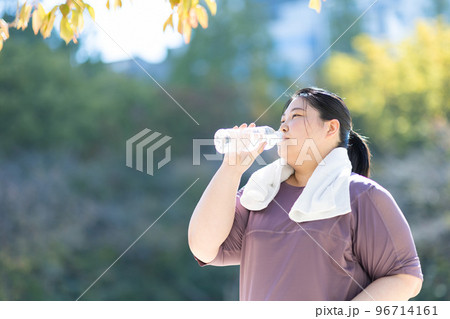 水を飲む女性 水を飲む女性 96714161